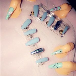 Press on nails